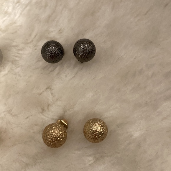 2/$20 LOT of Stud Earrings - Picture 4 of 4